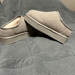 BearPaw Women’s Suede Slippers in Mushroom Size 9
